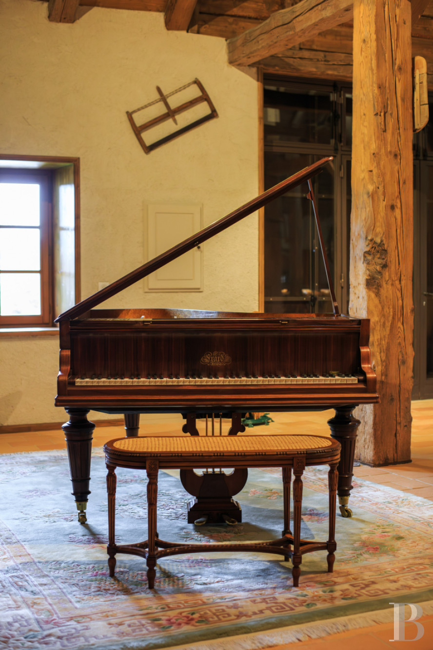 Dans le Haut-Bugey, à mi-chemin entre Lyon et Genève, une ferme abbatiale du 17e siècle transformée en une vaste et confortable demeure.  - photo  n°17